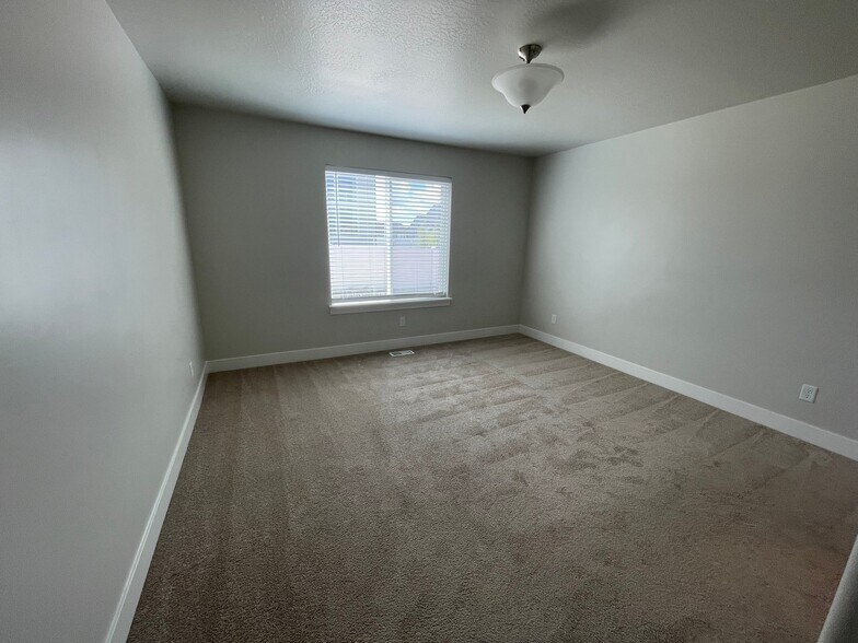 Building Photo - 136 E Gilbert Peak Way