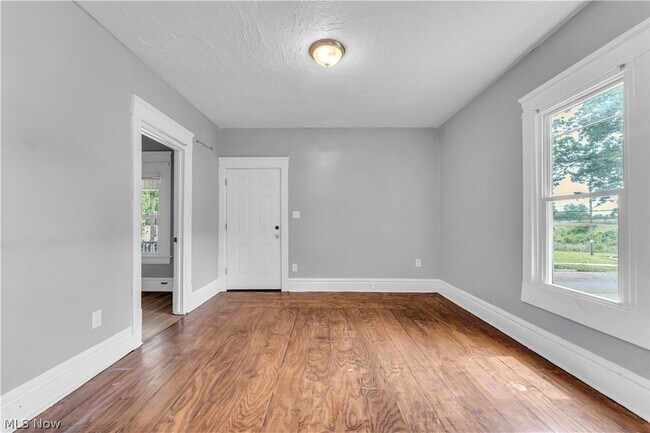 Building Photo - 1174 La Croix Ave