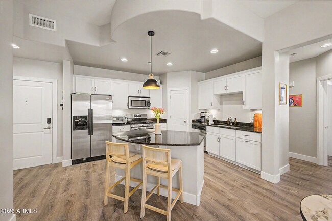 Building Photo - 945 E Playa Del Norte Dr