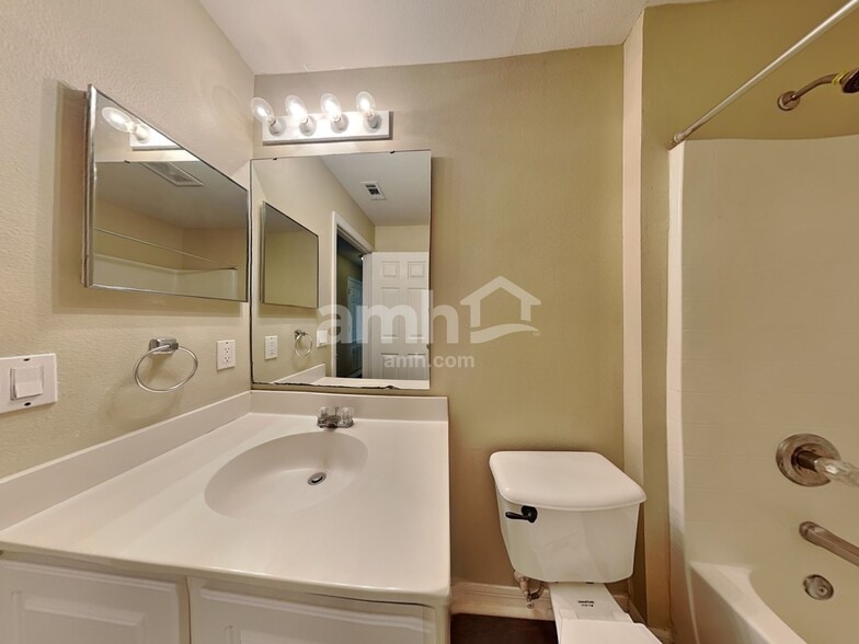 Building Photo - 3275 Hunters Chase Loop