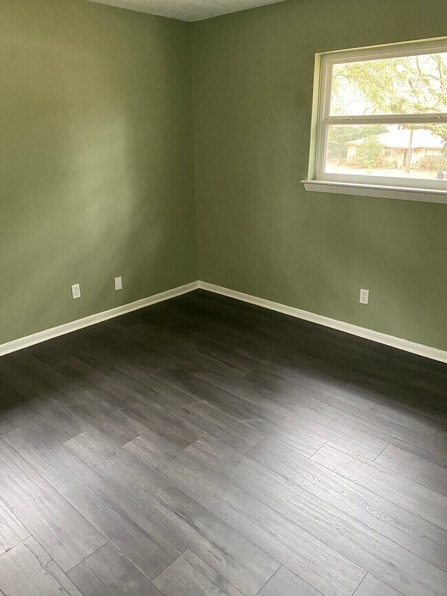 Building Photo - Charming 3 Bedroom Home with Large Yard in Theodore!