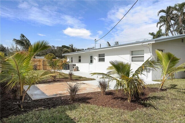 Building Photo - 901 E Madison Ave