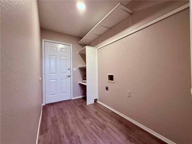 Building Photo - 2107 Oakwood Ave