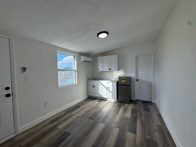 Building Photo - 585 Lindley Terrace