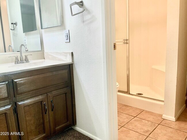 Building Photo - 1927 E Hampton Ave