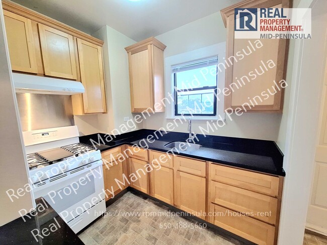 Building Photo - Quiet 1 Bedroom / 1 Bathroom on Top Floor ...
