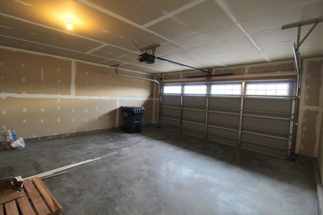 Building Photo - 105 S Peak Dr