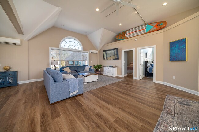 Building Photo - 50 York St