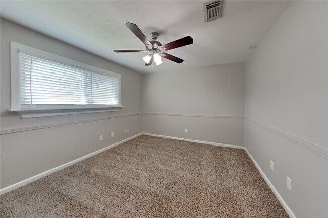 Building Photo - 25402 Elm Creek Dr