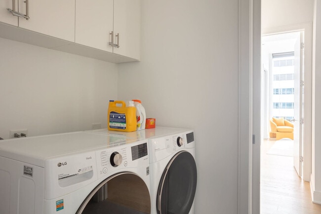 Building Photo - 60 E Randolph St