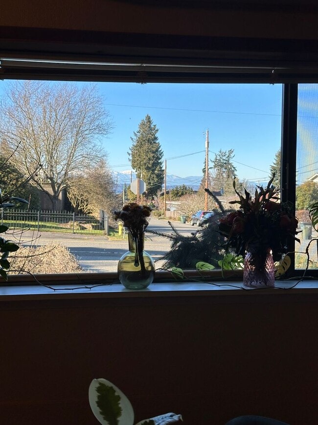 Building Photo - 2 bedroom 1 bath daylight basement unit in the heart of Edmonds