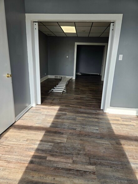 Building Photo - 9 E Main St
