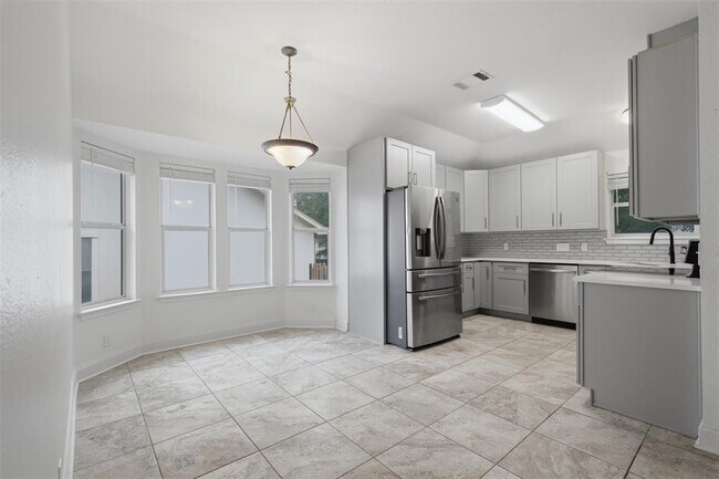 Building Photo - 108 Songbird Ct