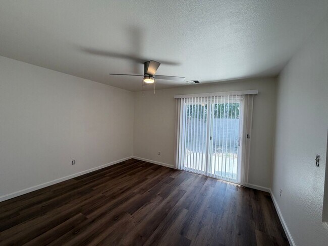 Building Photo - Riverlakes Community 4 Bedroom!