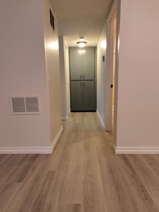 Building Photo - 9229 Village Glen Dr