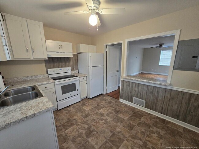 Building Photo - 479 McBain Dr