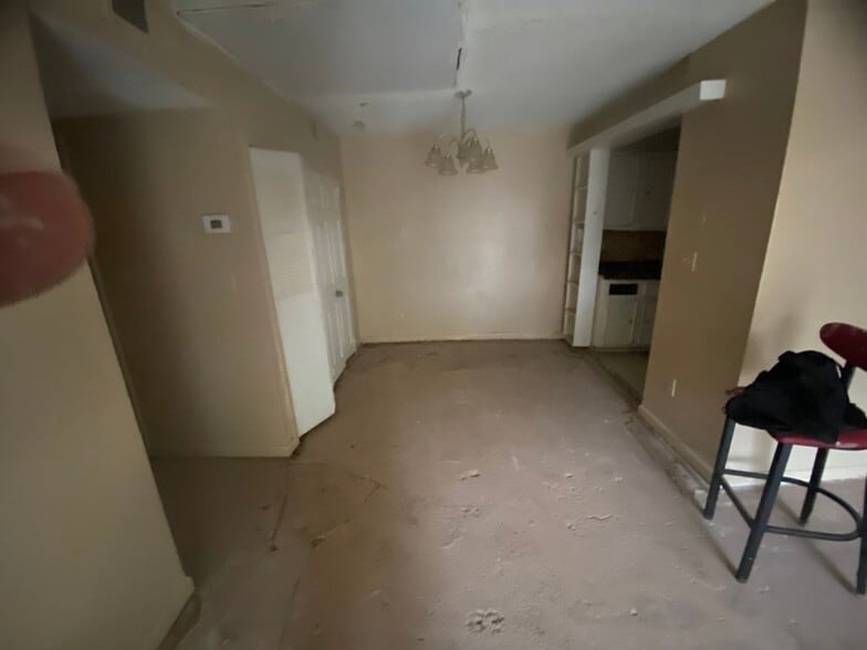 Building Photo - 1505 Camelot Dr