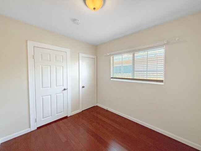 Building Photo - Spacious 2B/1BA Upgraded House w/ W/D, Lar...