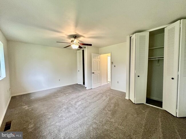 Building Photo - 302 Hills Dr