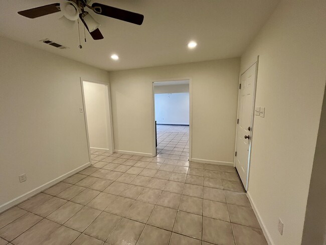Building Photo - 1021 Sandalwood Dr