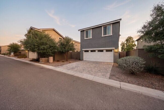 Building Photo - Move In Ready!stunning 3 bedroom, 2.5 bathroom home located in Phoenix!
