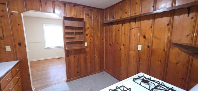 Building Photo - 2 Bedroom 1 Bathroom home in Southeast Springfield for $995!