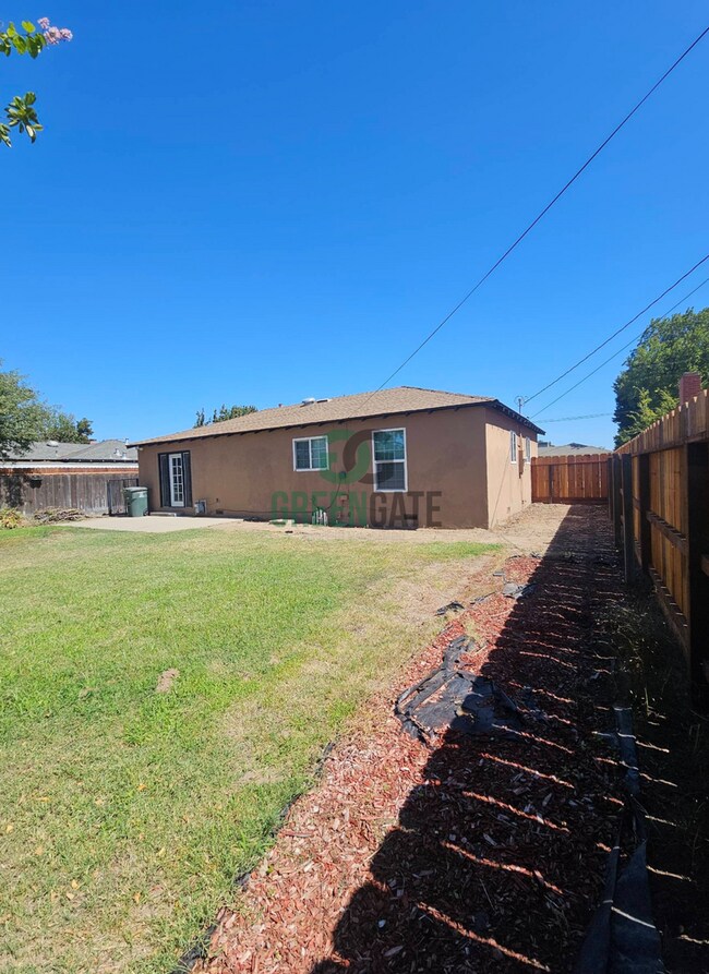 Building Photo - NOW AVAILABLE! 3 Bedroom, 1 Bathroom Home ...