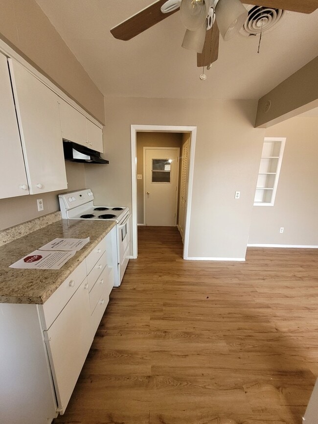 Building Photo - 4 bed 1.5 bath move in ready