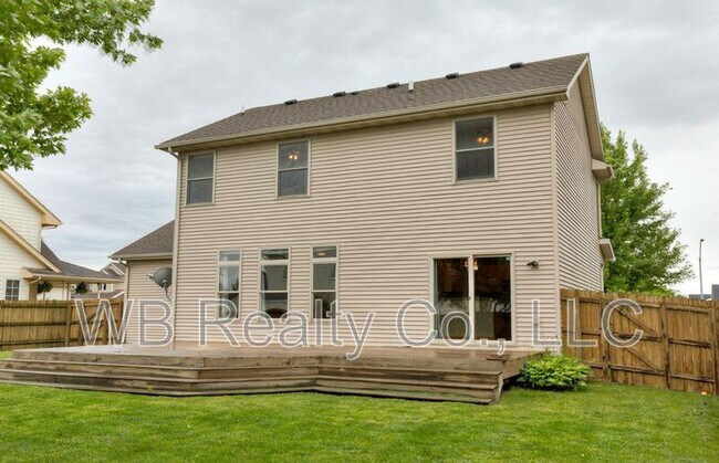 Building Photo - 645 SE Carefree Ln