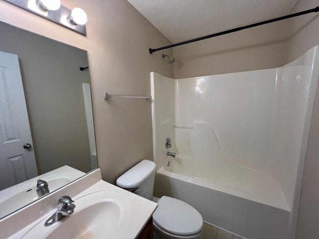 Building Photo - Cute 3 BR 2.5 BA Home Located in Culdesac in Evergreen Farms