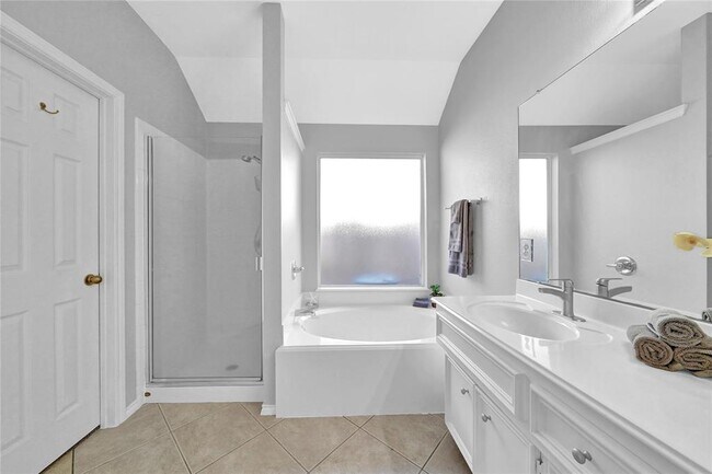 Building Photo - 2411 Colonial Springs Ln