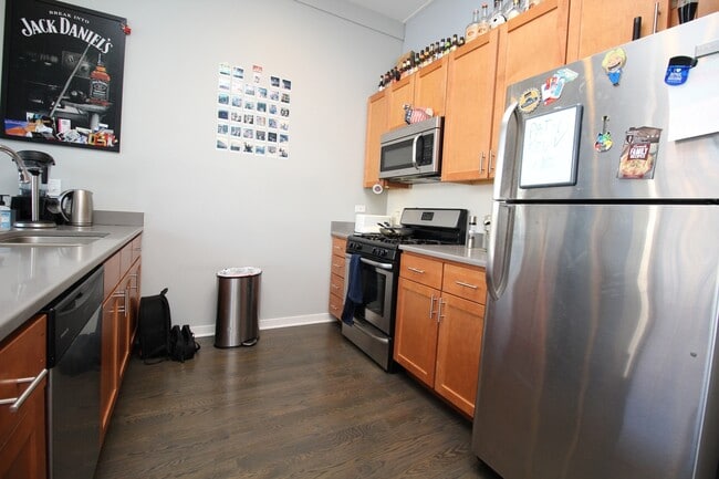 Building Photo - 1540 W Fullerton Ave