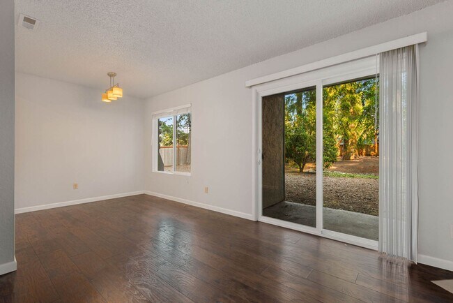 Building Photo - 14022 Juanita Dr NE