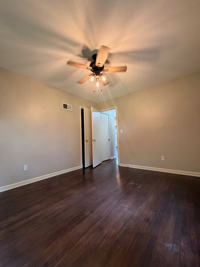 Building Photo - Charming 3-Bedroom  1-bath Kansas City Home with Beautiful Hardwood Floors!