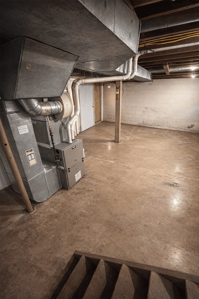 Building Photo - 4933 N Parma Rd