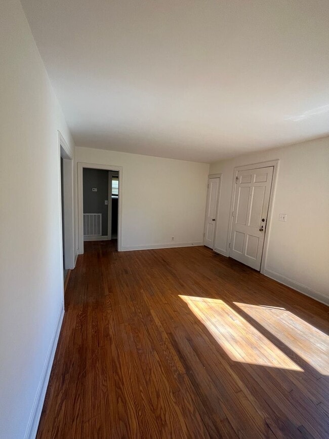 Building Photo - Renovated 2 Bedroom/ 1 Bath Duplex minutes to 12th South, Lipscomb, Belmont and Vandy