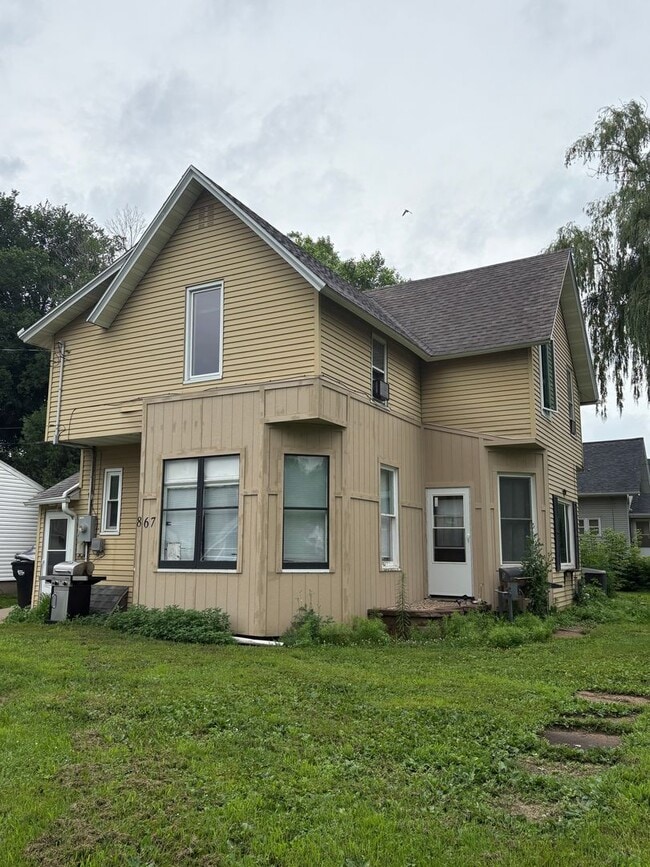 Building Photo - 867 8th Ave SE