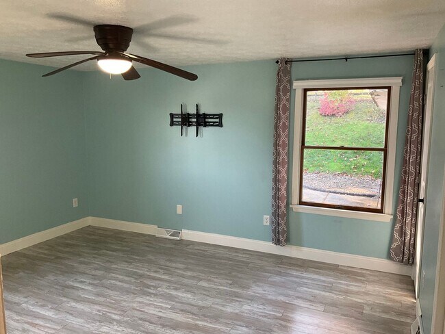 Building Photo - Spacious 3bed 3 bath Split-Level in Bethel Park – Updated Interiors & Private Backyard Oasis