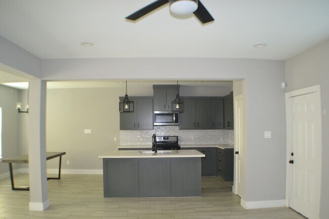 Building Photo - House for rent in Houston