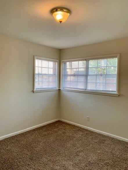 Building Photo - 2301 Heather Ln
