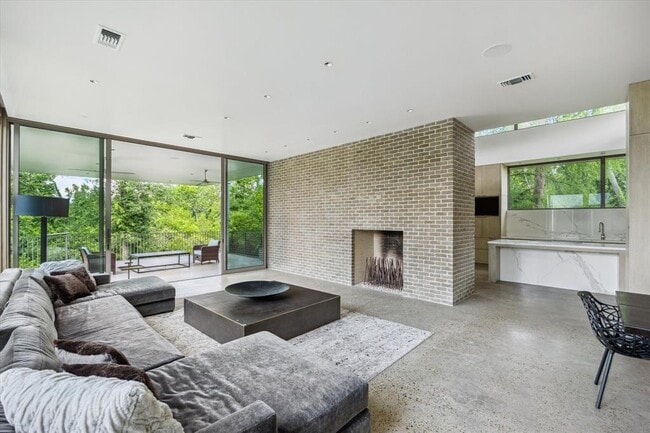 Building Photo - 9 Pinehill Ln