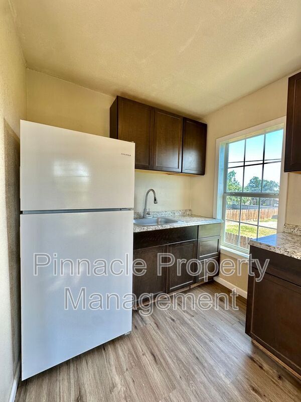 Building Photo - 715 E Harris Ave