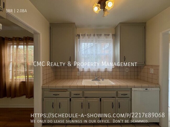 Building Photo - 3 bed & 2 bath home in EAST side Long Beach
