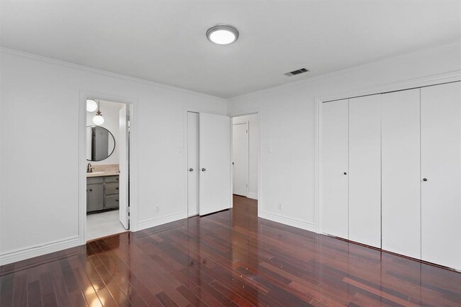 Building Photo - Perfectly Located Home Near Downtown Round...