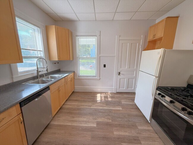 Building Photo - 116 Lathrop St