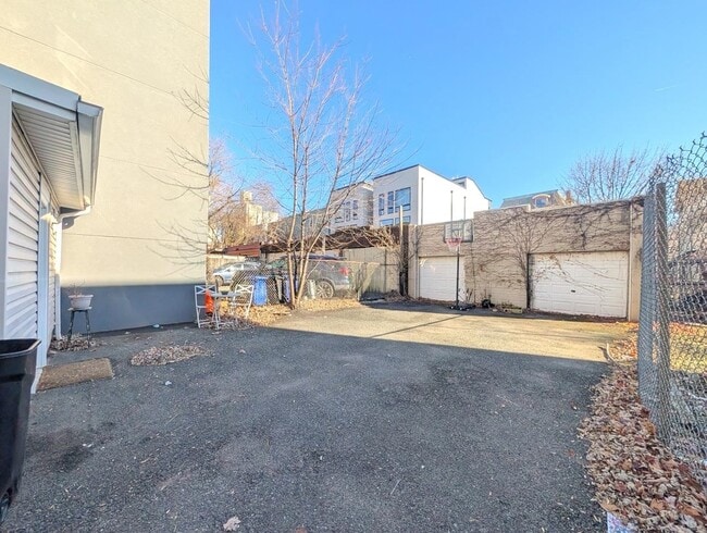 Building Photo - 246 Whiton St