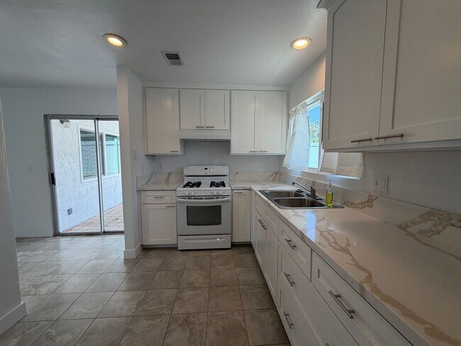 Building Photo - 228 Janan Ct