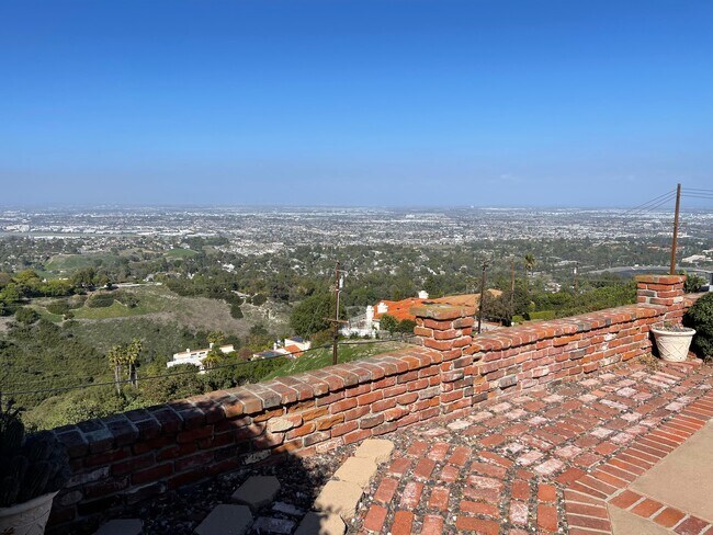 Building Photo - 19 Bronco Dr