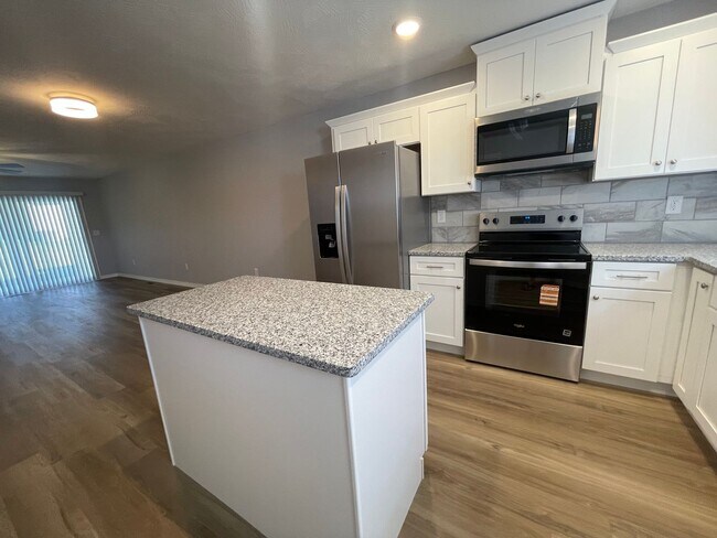 Building Photo - Never Occupied - Brand New 2 bedroom 2 bath Duplex in Kimberling City, MO - Ask us about Move In ...