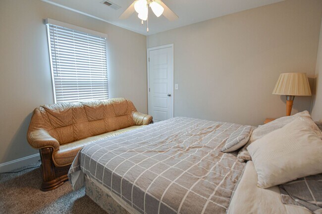Building Photo - Pet Friendly Four Bedroom!